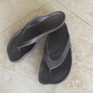 Crocs Women’s Brown Barefoot Flip Flops Sandals Size 8.